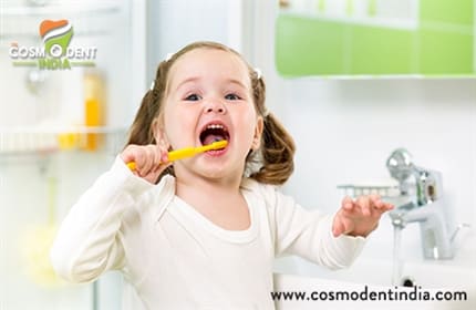あなたの子供に歯を磨くことを奨励する